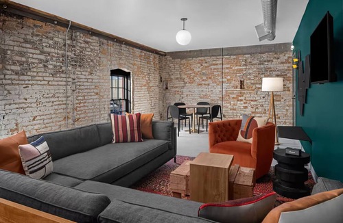 People's Freeway Hotel | Central Location, Close to Nature, Dogs Are Allowed!