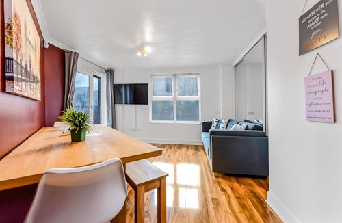 Surrey Docks Apartment | Central london flat with River views & Balcony