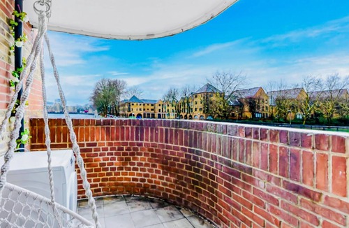 Surrey Docks Apartment | Central london flat with River views & Balcony