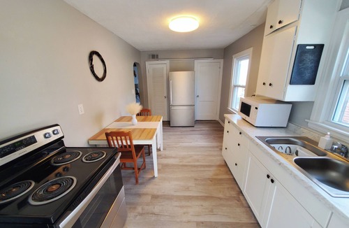 Southside House | Central Louisville Gem – King Size Bed