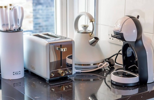 Barbican Apartment | Central Luxe Studio: Cook, Relax, & Enjoy!