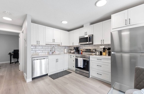 Southwest Calgary House | Central Luxury Inner-City Home with A/C | King Beds | Fast wifi | Sleeps 10