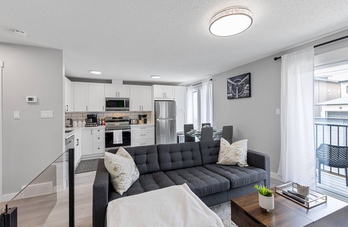 Southwest Calgary House | Central Luxury Inner-City Home with A/C | King Beds | Fast wifi | Sleeps 10