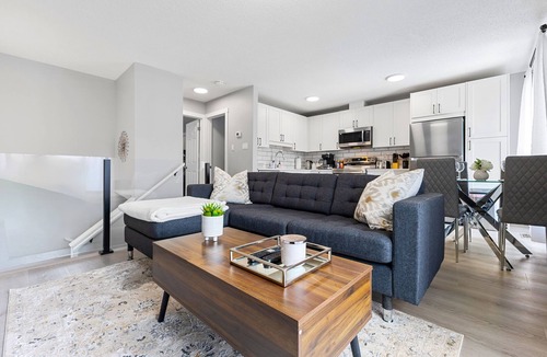 Southwest Calgary House | Central Luxury Inner-City Home with A/C | King Beds | Fast wifi | Sleeps 10