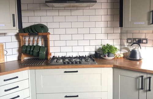 Newmarket House | Central Mill Hill Home – Spacious 4BR 1.5BATH Free Parking