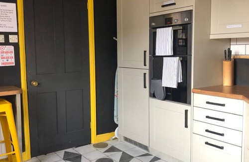 Newmarket House | Central Mill Hill Home – Spacious 4BR 1.5BATH Free Parking