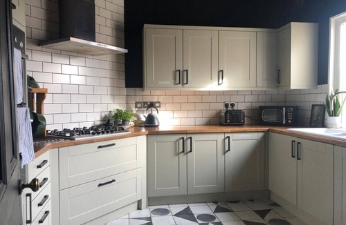 Newmarket House | Central Mill Hill Home – Spacious 4BR 1.5BATH Free Parking