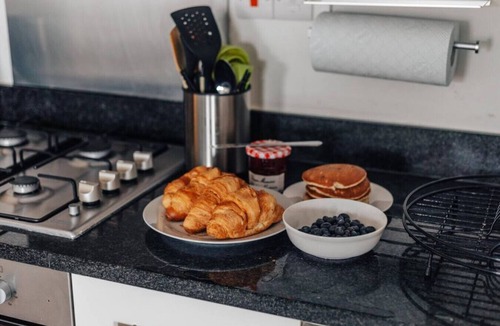 Henley Apartment | Central Modern Flat with Dedicated Parking