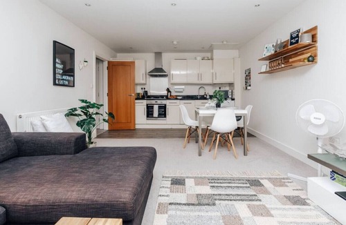 Henley Apartment | Central Modern Flat with Dedicated Parking