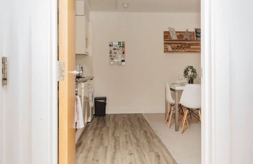 Henley Apartment | Central Modern Flat with Dedicated Parking