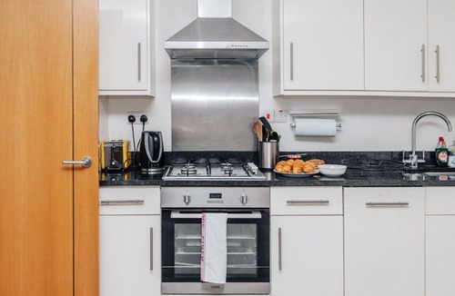 Henley Apartment | Central Modern Flat with Dedicated Parking