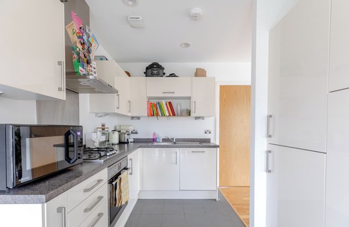 Hackney Wick Apartment | Central & Modern 1BD Flat with Balcony, Hackney!