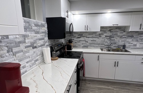 Barrie House | Central modern basement apartment close to lakes & skiing