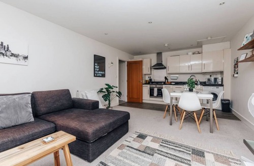 Henley Apartment | Central Modern Flat Sleeps 6 - Dedicated Parking - From 125 Per Night