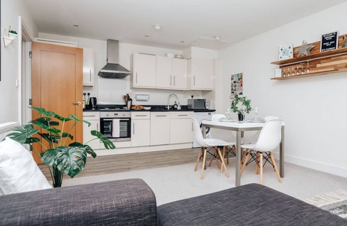 Henley Apartment | Central Modern Flat Sleeps 6 - Dedicated Parking - From 125 Per Night