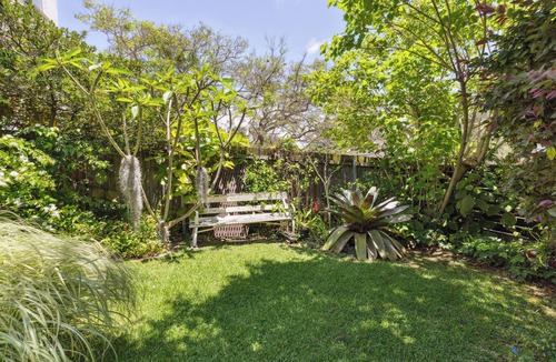 Mosman Apartment | Central Mosman 2BR Family Unit with Bunk Beds & Parking.