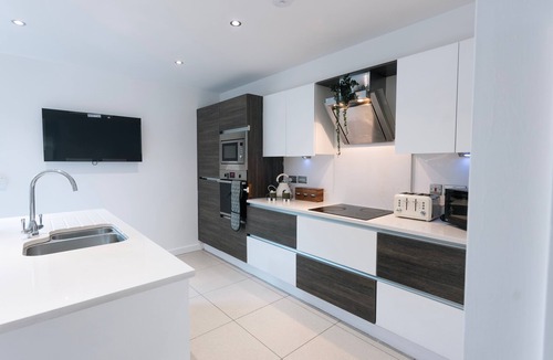 Gateshead House | Central Newcastle Retreat