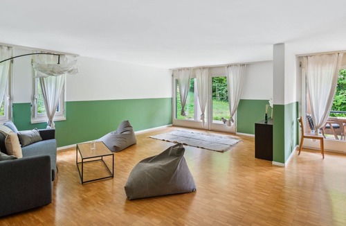 Hirslanden Apartment | Central Oasis: Spacious & Quiet Flat