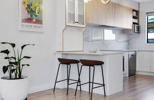 Sandringham Apartment | Central Oasis Townhouse with Parking