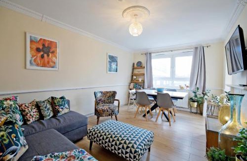 Westbourne Green Apartment | Central Paddington London 4 Bed with work space