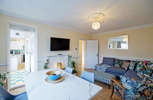 Westbourne Green Apartment | Central Paddington London 4 Bed with work space
