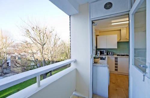 Westbourne Green Apartment | Central Paddington London 4 Bed with work space
