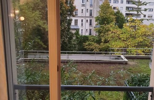 Combat Apartment | Central Paris jardin dans residence Standing Securisée Buttes Chaumont