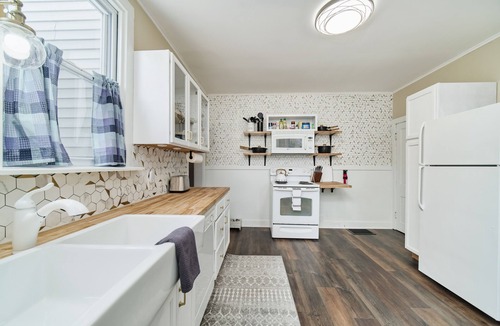 Manistee House | Central & Peaceful 3-bed home with a fireplace