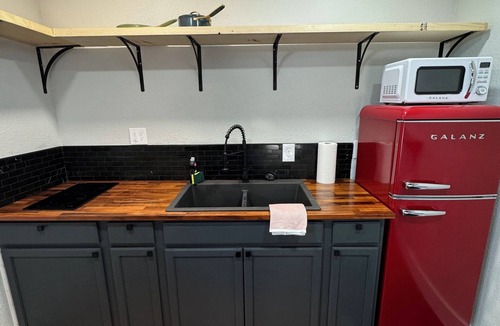 Florida Panhandle House | Central Pensacola Studio, Groovy & Spacious