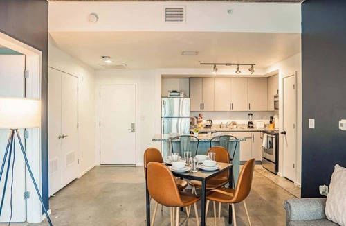 Evans Churchill Apartment | Central Phoenix Spot | Pool, Gym, Balcony +Parking