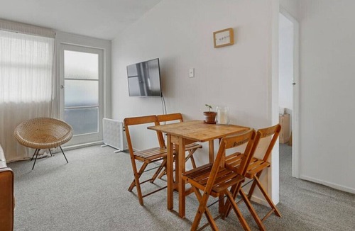 Kingsland Apartment | Central Quiet 2BR Apt | Free Wifi Easy Parking