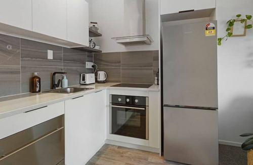 Kingsland Apartment | Central Quiet 2BR Apt | Free Wifi Easy Parking