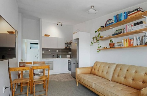 Kingsland Apartment | Central Quiet 2BR Apt | Free Wifi Easy Parking