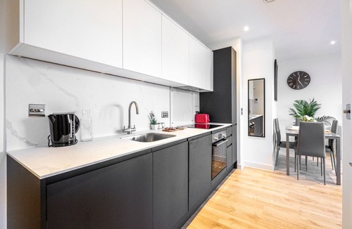 Redhill Apartment | Central Redhill Apartment with parking