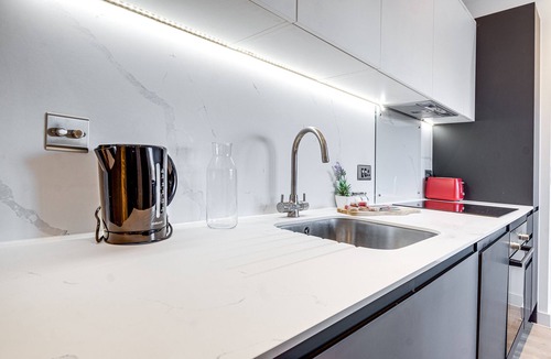 Redhill Apartment | Central Redhill Apartment with parking