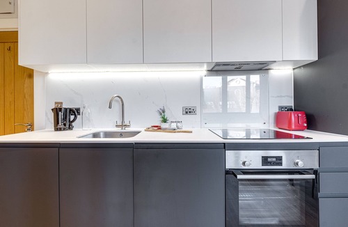 Redhill Apartment | Central Redhill Apartment with parking