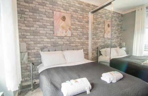 Renfrew Apartment | Central Renfrew 1BR Apt