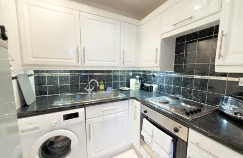 Renfrew Apartment | Central Renfrew 1BR Apt