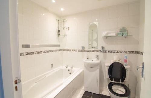 Renfrew Apartment | Central Renfrew 1BR Apt