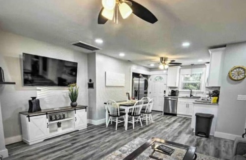 Lebanon House | Central Retreat B, NEW Cozy Family & Pet Friendly