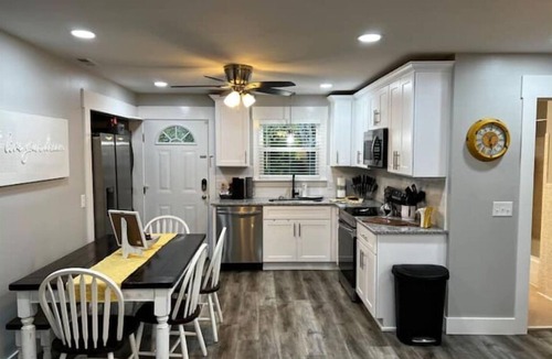 Lebanon House | Central Retreat B, NEW Cozy Family & Pet Friendly