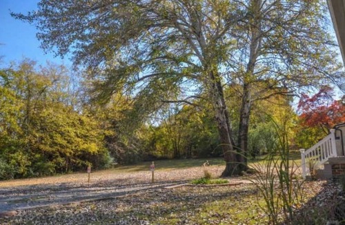 Lebanon House | Central Retreat C, NEW Family and Pet Friendly