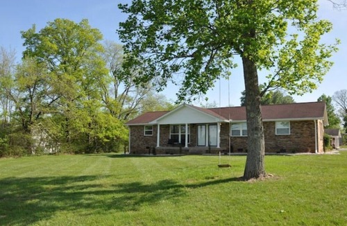 Lebanon House | Central Retreat C, NEW Family and Pet Friendly