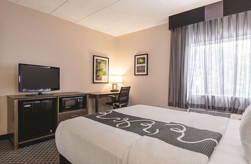 Portland Hotel | Central Room in Portland | Couple Stay w/Complimentary Breakfast
