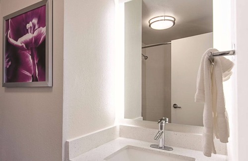 Portland Hotel | Central Room in Portland | Couple Stay w/Complimentary Breakfast