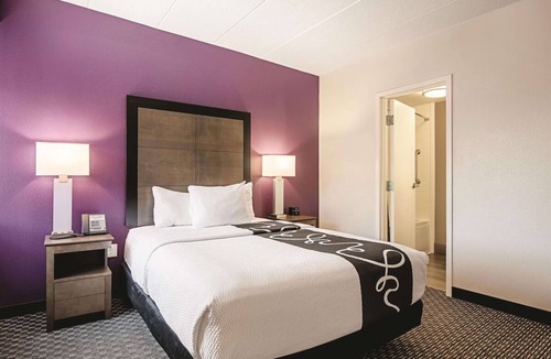 Portland Hotel | Central Room in Portland | Couple Stay w/Complimentary Breakfast