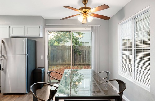 Sacramento House | Central Sacramento Home ♛Queen Beds - Clse Hwys* take a look!