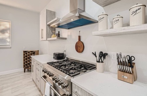 Nevada Street House | Central San Antonio High End Home Near Riverwalk + Downtown/5BR/Pool