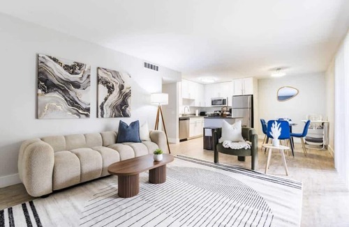 Beach Park Apartment | Central South Tampa | Walkable 2BR w/Pool Access