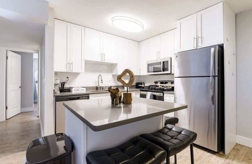 Beach Park Apartment | Central South Tampa | Walkable 2BR w/Pool Access